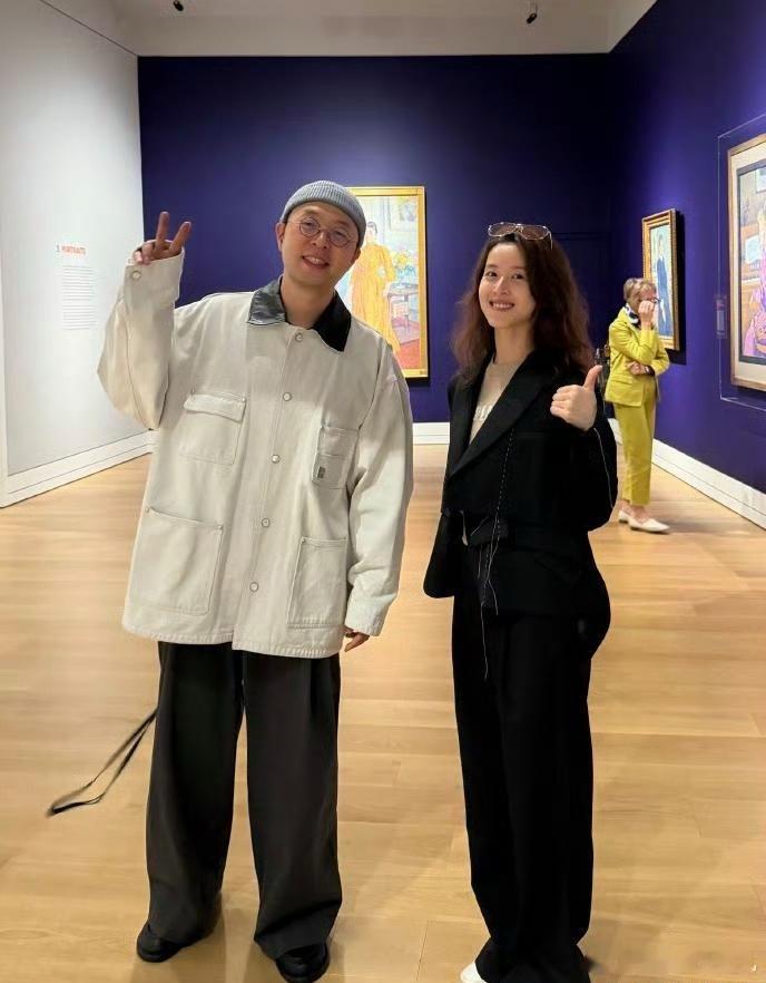 章泽天和杜海涛一起在伦敦看画展，她留着一头长卷发，穿衣打扮时尚，整个人很洋气。现