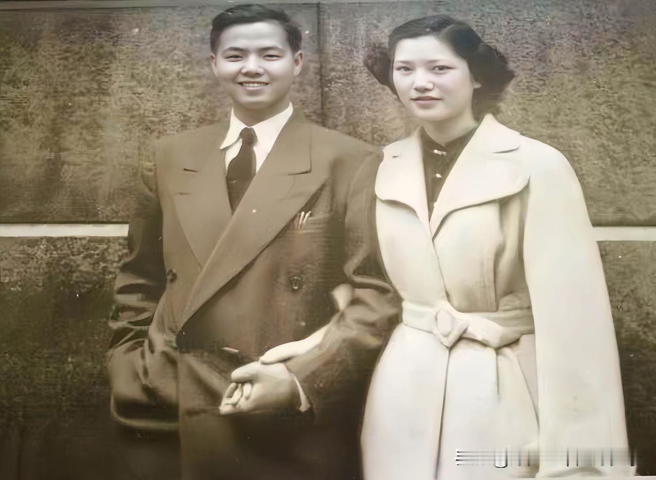 一九五零年，李政道与秦惠䇹结婚时在芝加哥市政大楼前的珍贵合影。当时李政道二十四岁