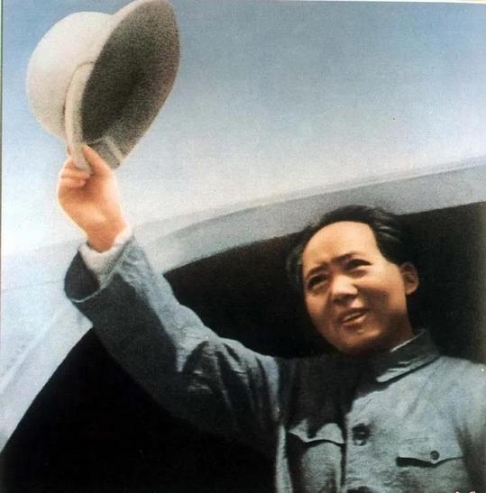 这张毛主席1945年8月28日到重庆与国民党谈判前在延安机场向群众告别的照片太珍