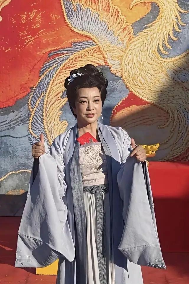 70多岁的刘晓庆看来是要在短剧赛道深耕了，不断出演短剧。