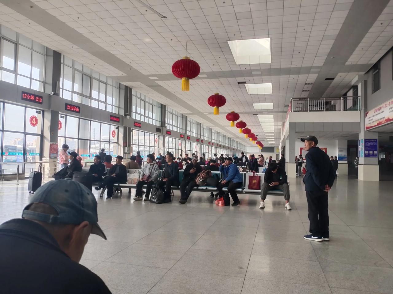 今天是即墨区移风店大集，即墨汽车总站排队坐2108路公交车的人又排成了长龙，以大