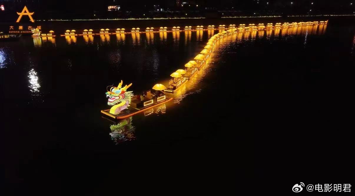 湖南新晋夜游打卡地，流光板板龙船缓缓游弋，晚风、河水、灯火全都有去湖南澧水河打卡