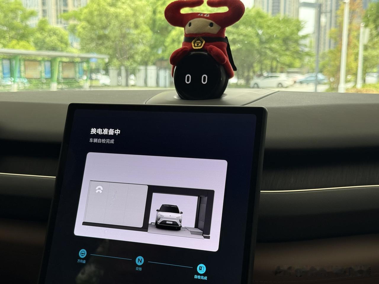 对我来说，蔚来出行最大的便捷性是多了种补能方式。我们基本是短途旅行，那换电便成了