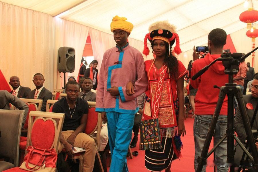 在国外，一些活动说要展示中国传统服饰与文化，结果去了一看，中国人都一脸懵，都现场