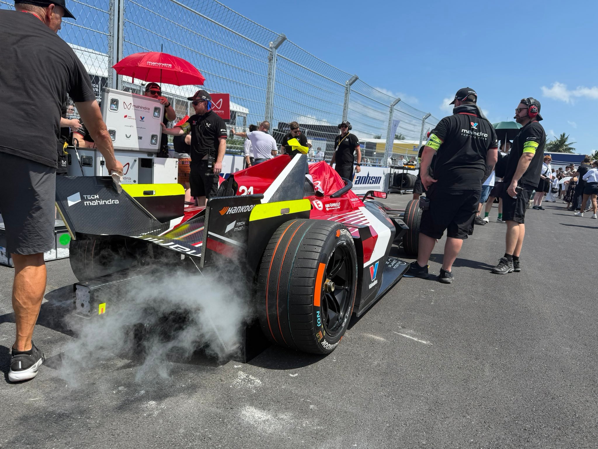 FormulaE2026fe电动方程式三亚站 各支车队用干冰疯狂给赛车降温 