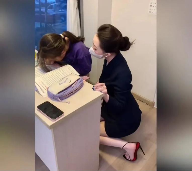 每次放暑假都要请家教，孩子学习不行就要多花钱啊，但凡成绩提高一点也是值得的