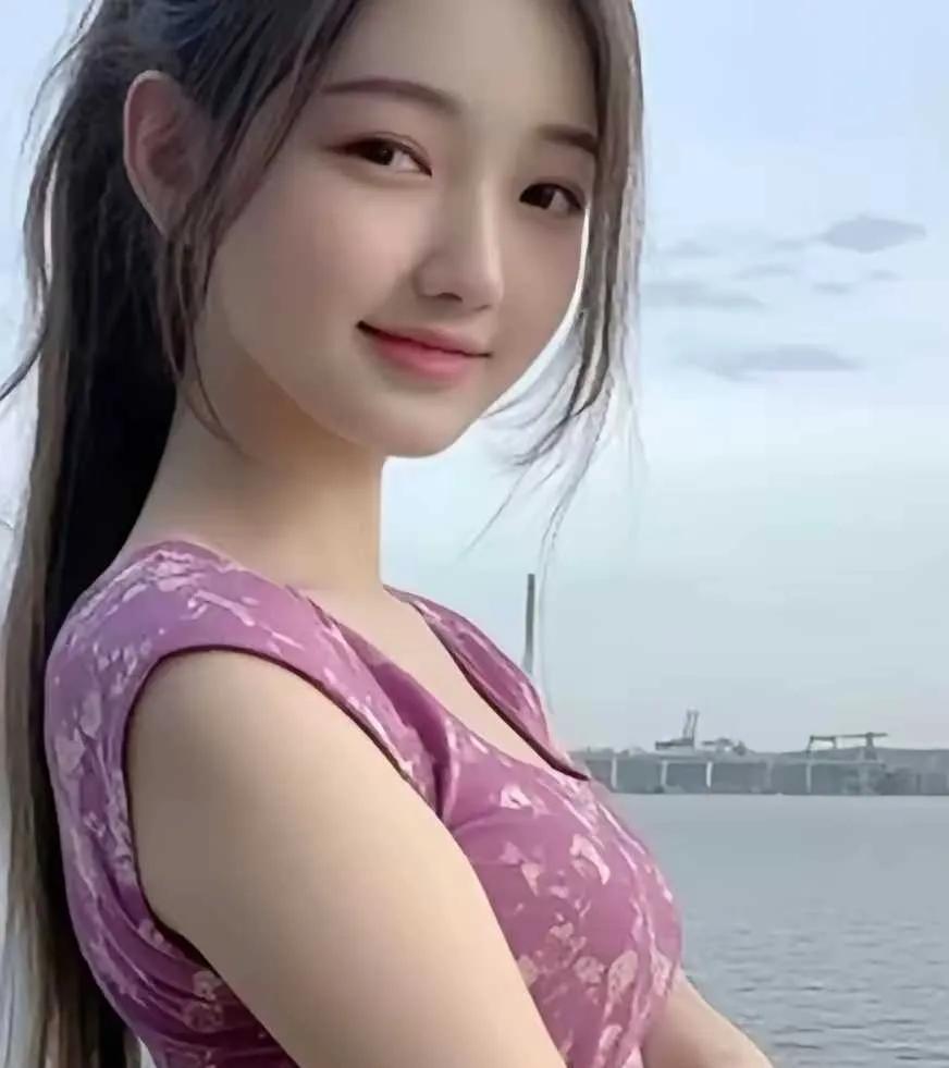 爱情是什么
文/半岛诗人

玻璃在正午融化时
时针咬住分针
我们同时开口说冷
