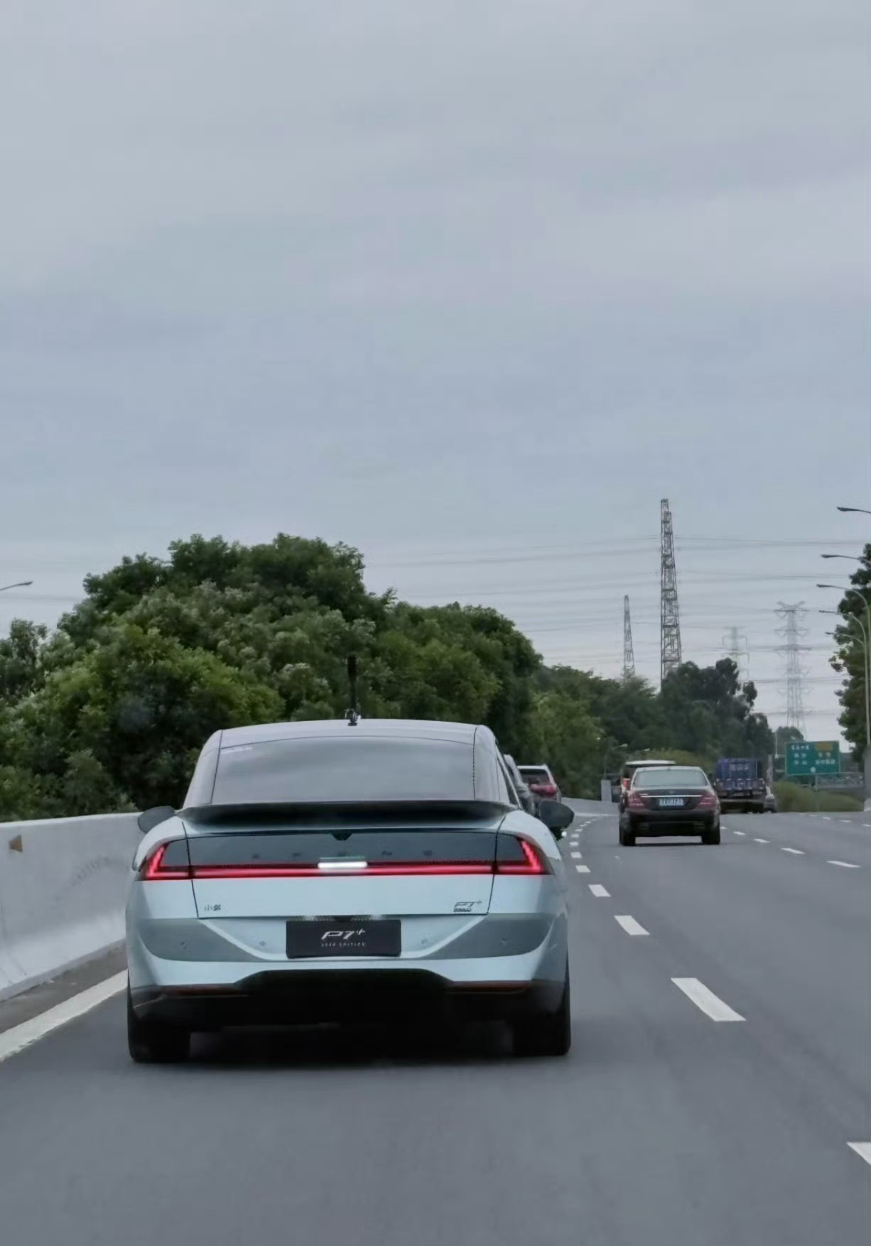 新款小鹏P7+的尾部实拍图来了～大家觉得怎么样