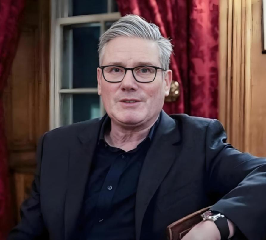 英国首相斯塔默“投喂”给了世界三句话！

第一句：中国不是“正在崛起”，是“已经