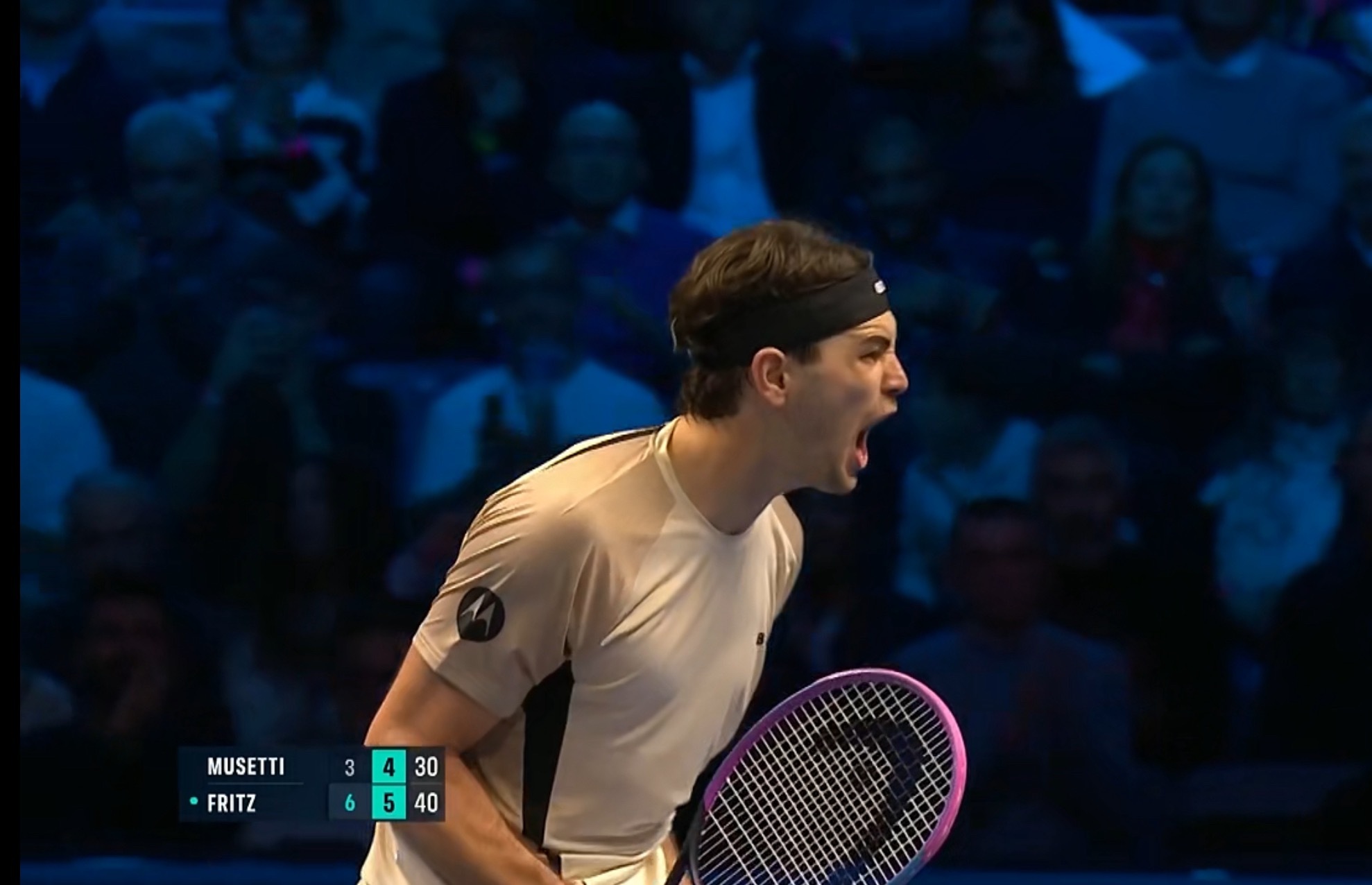 今晚第一场总决赛，弗里茨以6-3、6-4完胜替补德约科维奇出战的穆塞蒂，取得开门