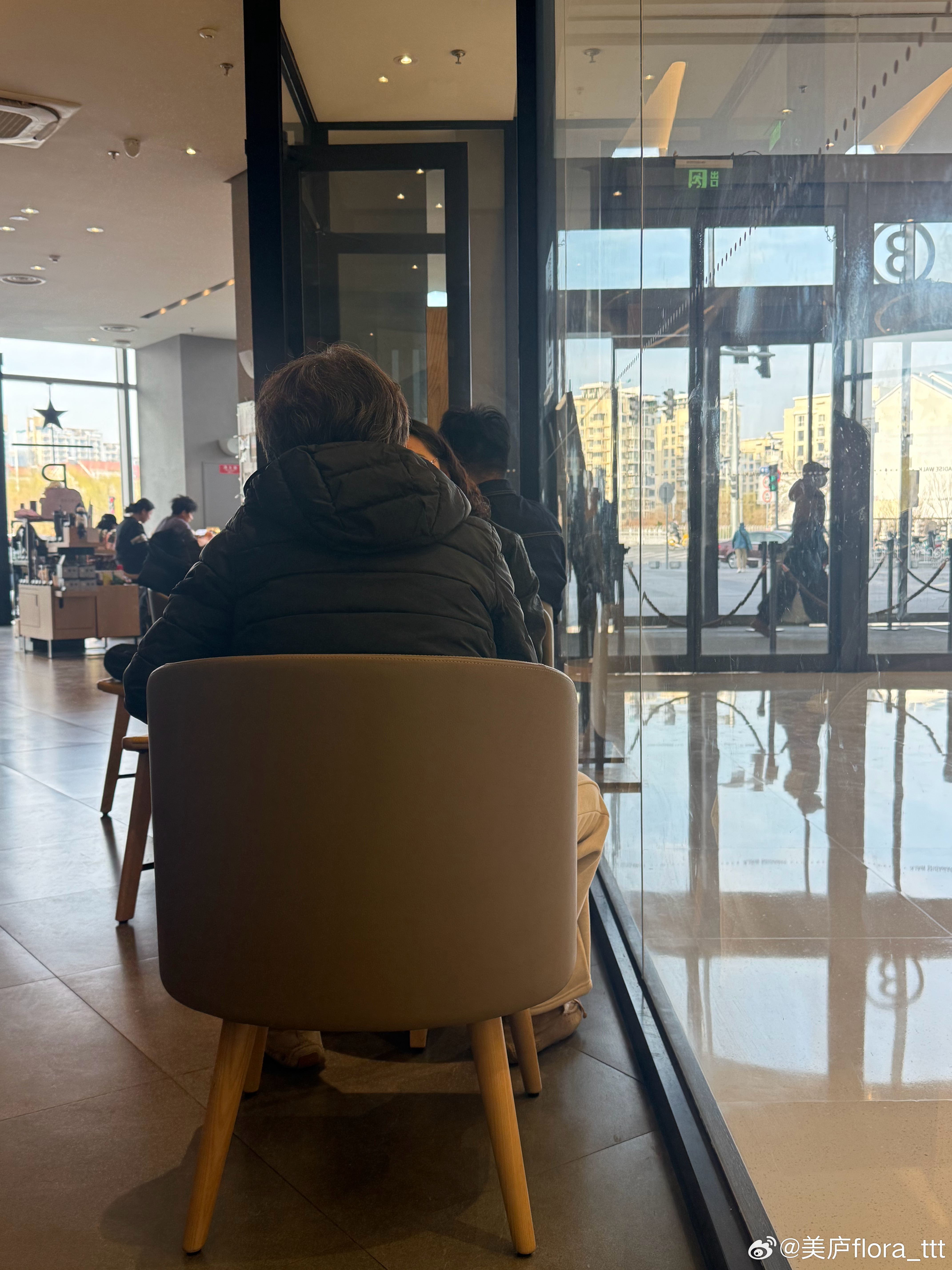 整个星巴克里都是两个老阿姨的说话声不想听都不行那种两人从大孙子说起 又说到老朋友