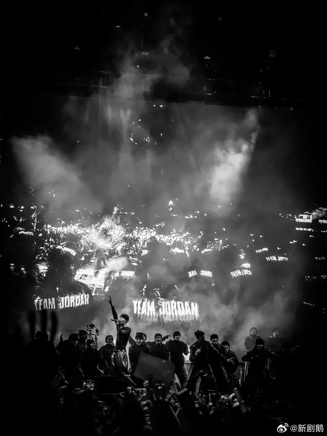 王嘉尔拉美科切拉现场统治力王嘉尔真的太会舞台了！一登场就锁定全场焦点，节奏、氛围