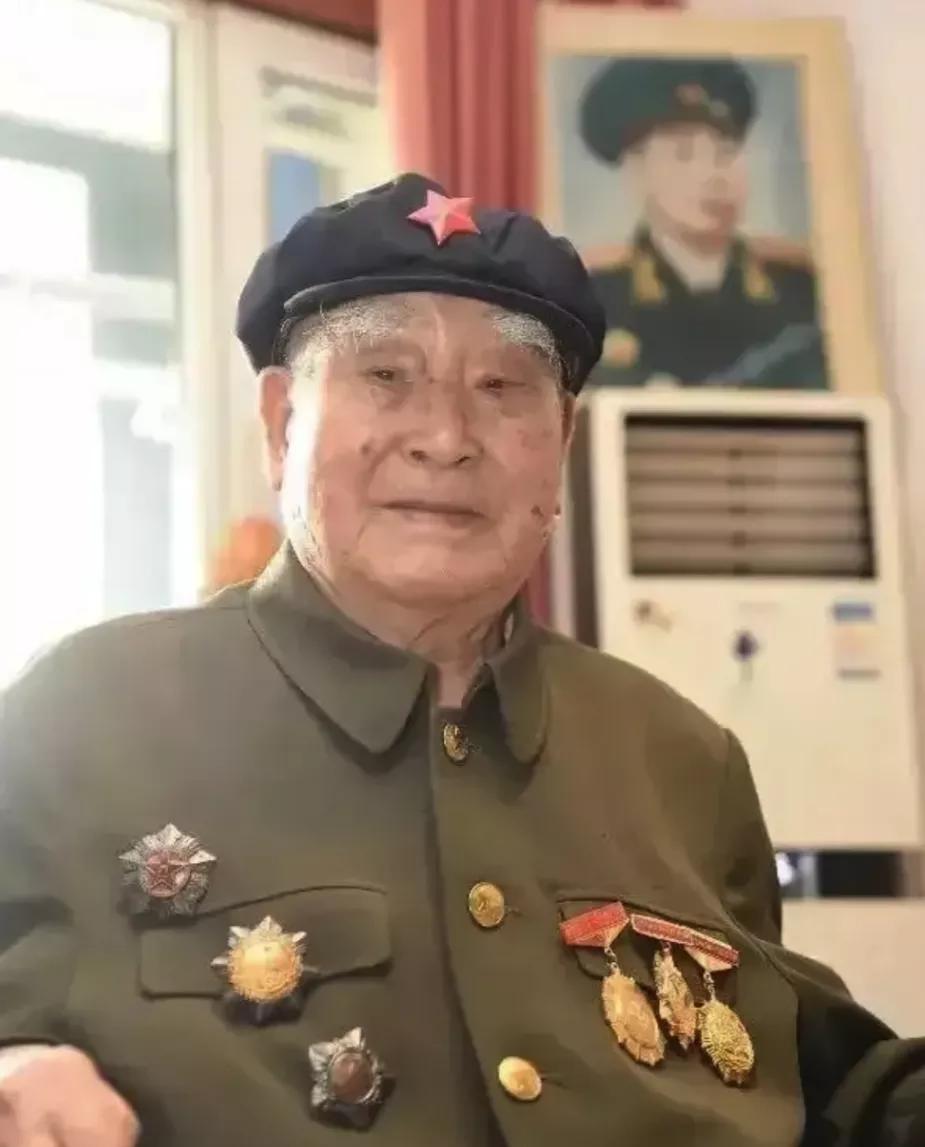 1943 年，两名伪军打扫战场时，发现一个八路军还活着，正要上前补刀，这个八路军