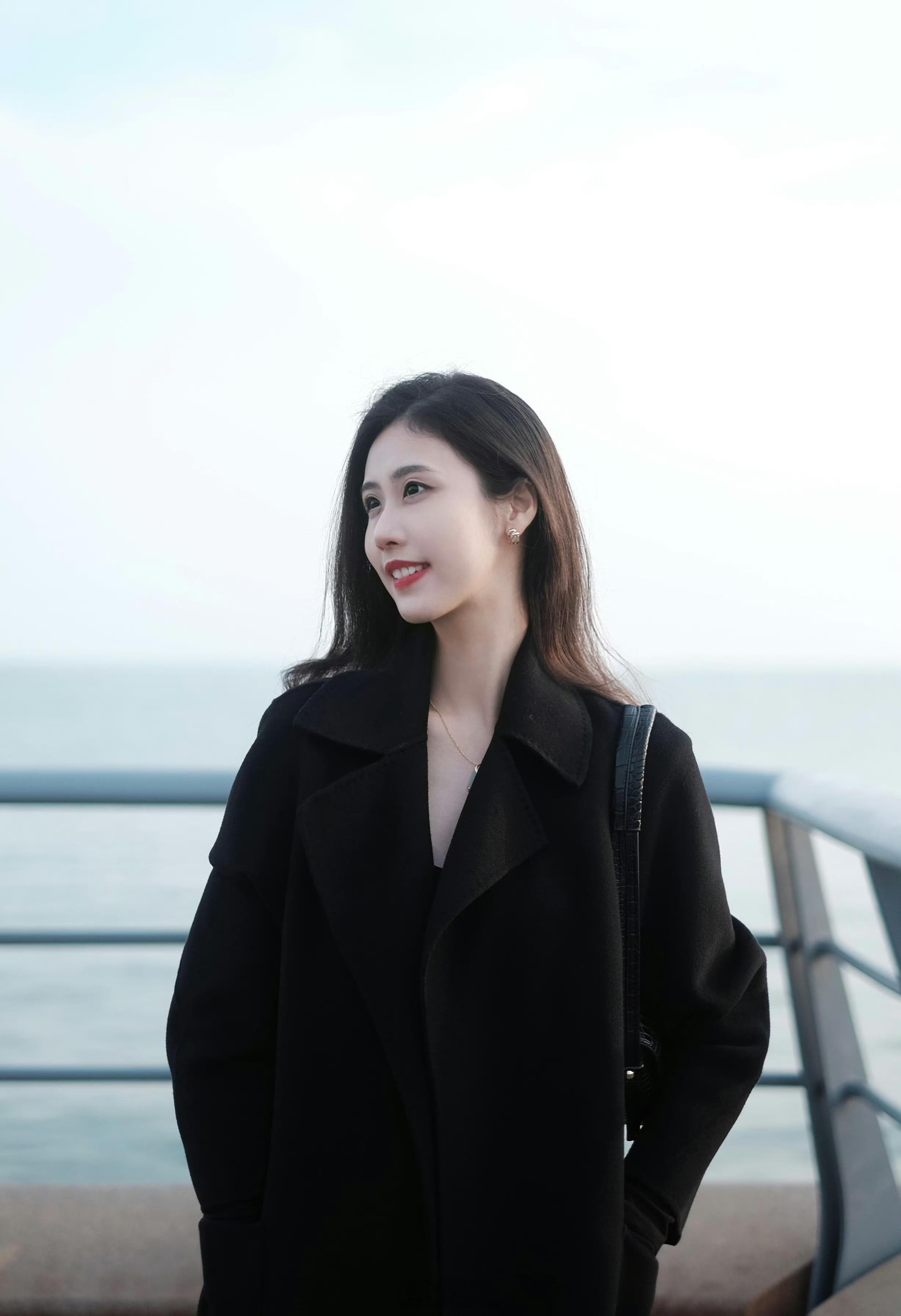 小姐姐的黑色大衣优雅又好看 ​​​