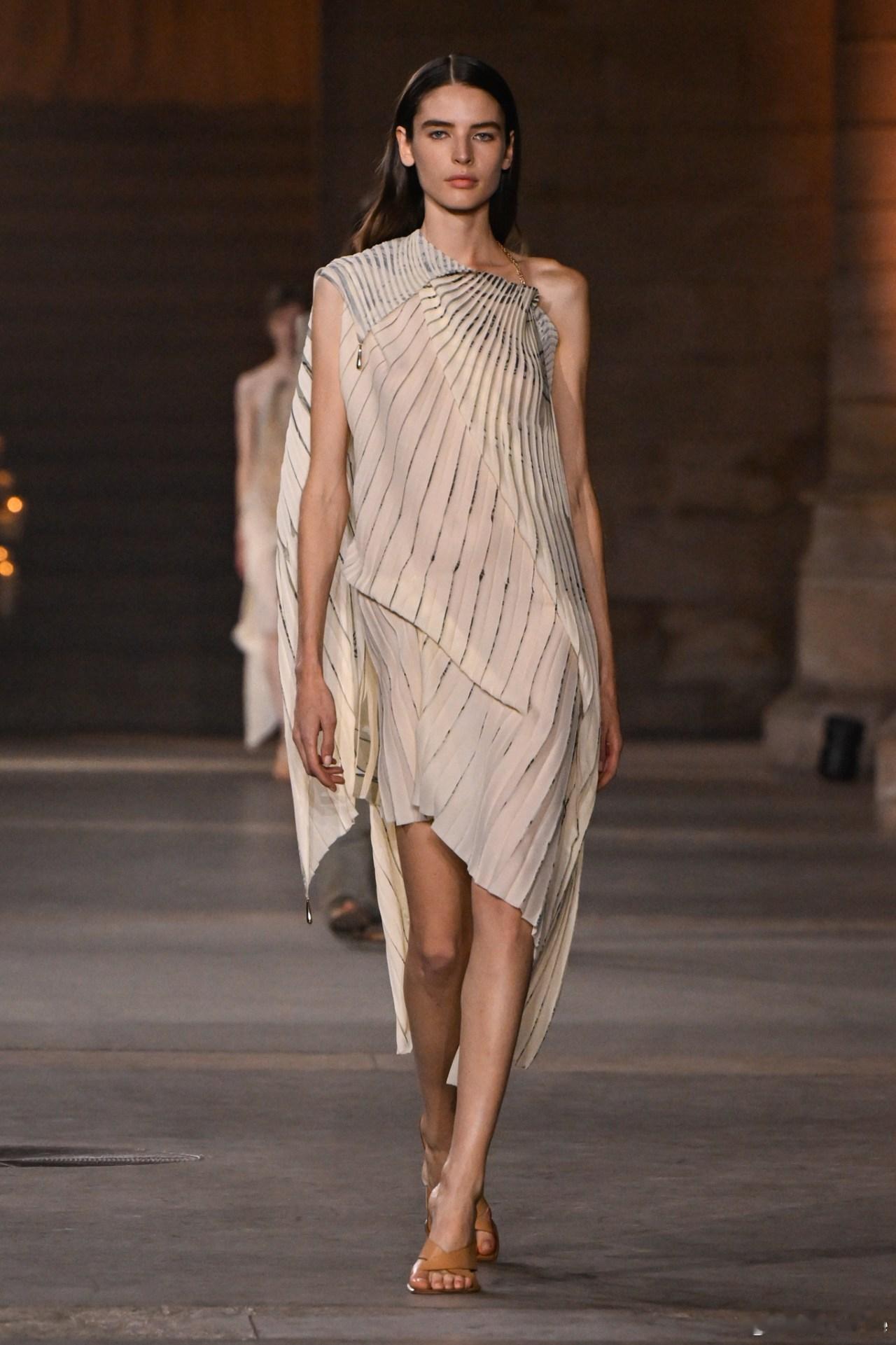巴黎时装周runway2027春夏时装周 Victoria Beckham Sp