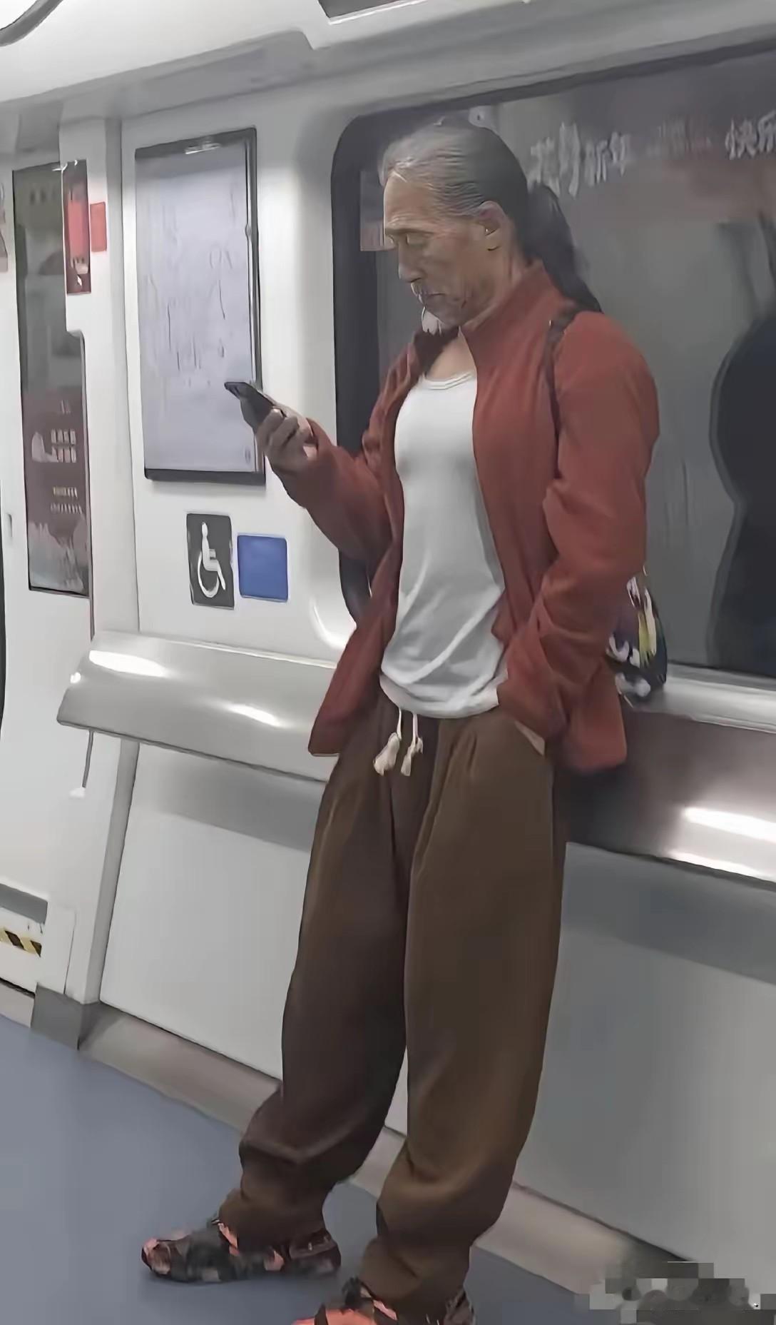 这身段，连二三十岁的小姑娘都羡慕呀，不信你遮住他的头，那活力直冲手机屏。
羡慕呀