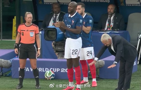 法国主教练膜拜姆巴佩 法国3比0领先瑞典后，德尚换下姆巴佩和奥利塞。在姆巴佩下场