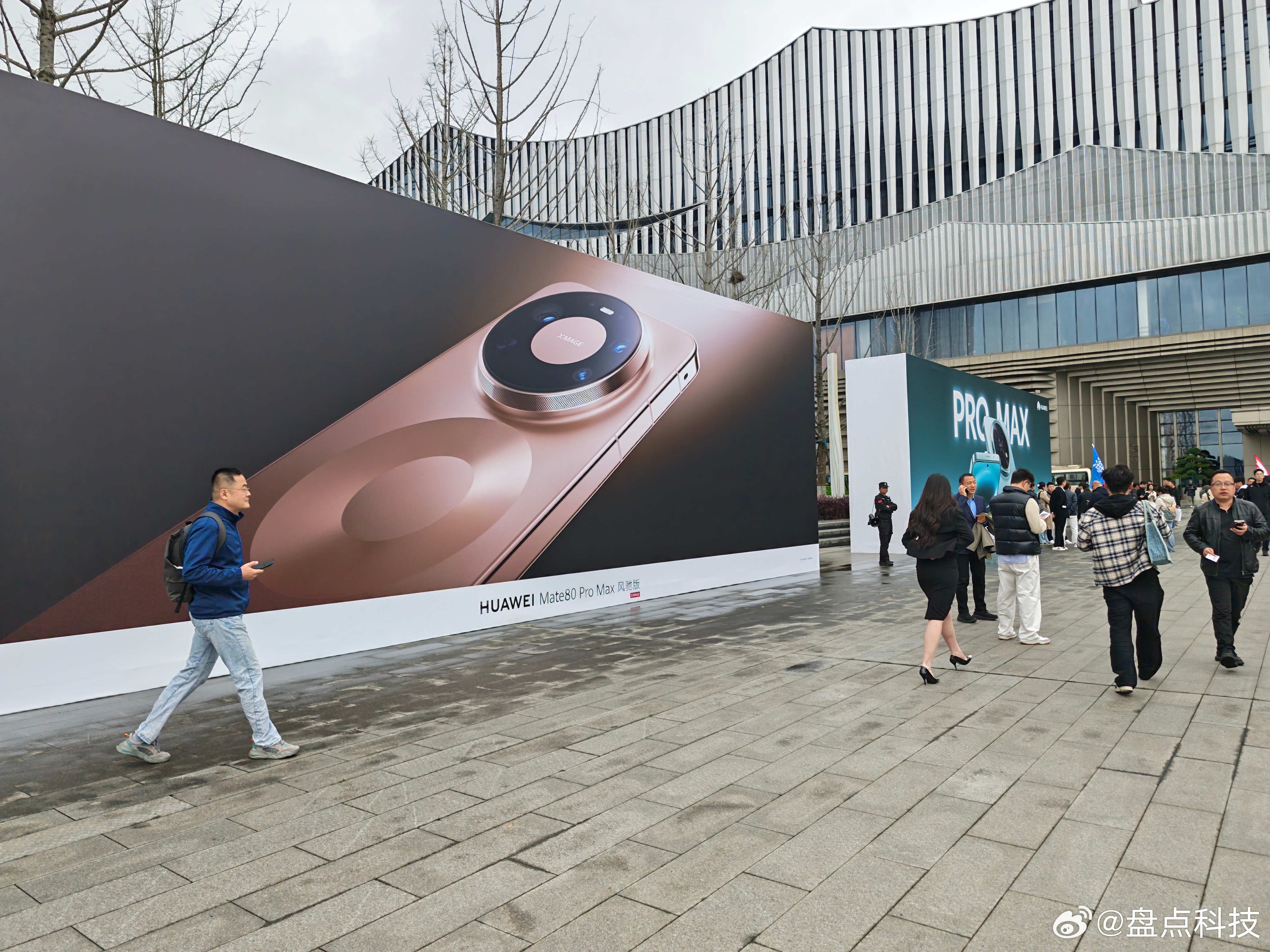 来到华为春季新品发布会就是会有两个系列的手机产品发布有两款手表发布及多款新车的发