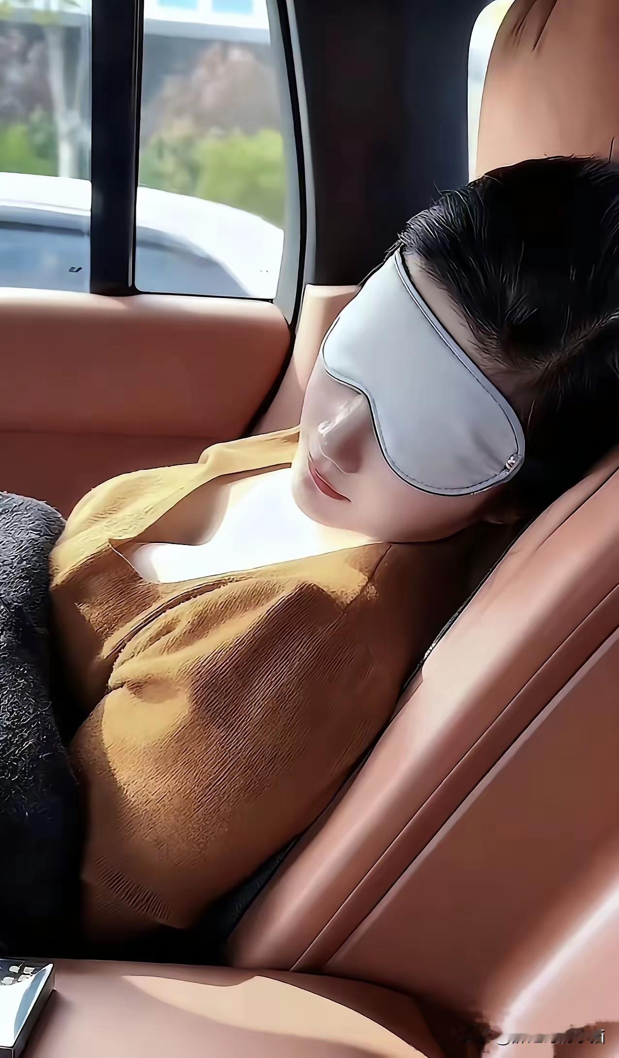 一上车就睡觉的闺蜜😪