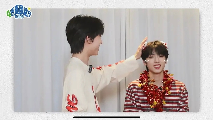 张桂源杨博文路透摸头，物料里也摸头 