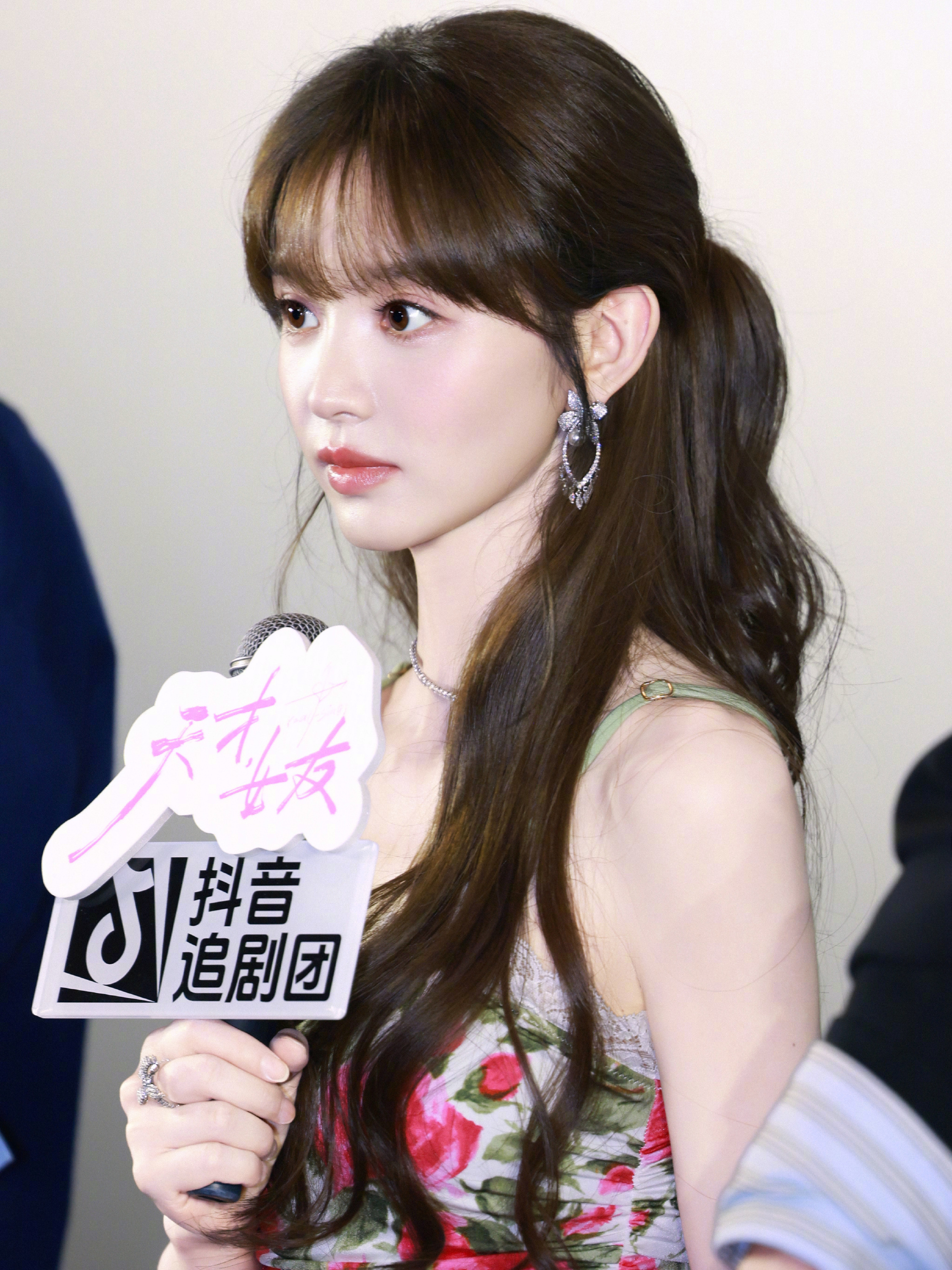田曦薇《天才女友》剧宣活动造型，身着Chloé 2026春夏系列亮相，明媚的印花