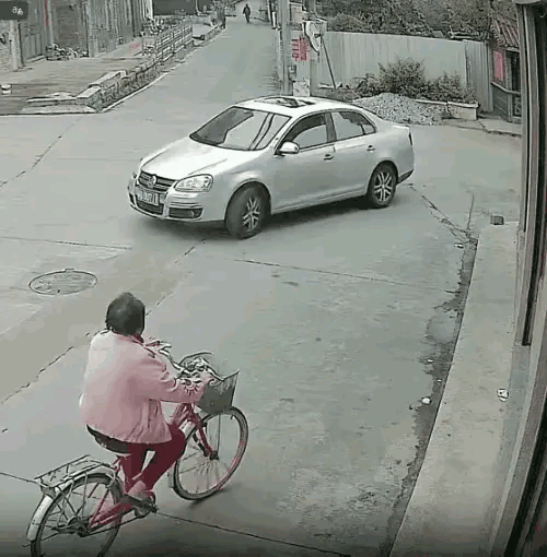 莆田女孩扶人反被索赔22万，

监控清清楚楚却扯不清，

到底谁在怕真相？

