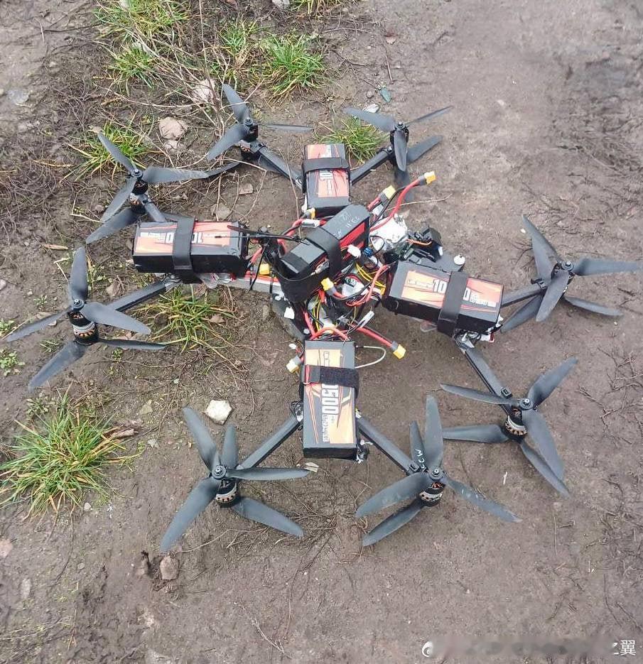 四架俄罗斯VT-40 FPV无人机组合在一起，构成一架重型轰炸无人机。俄乌冲突