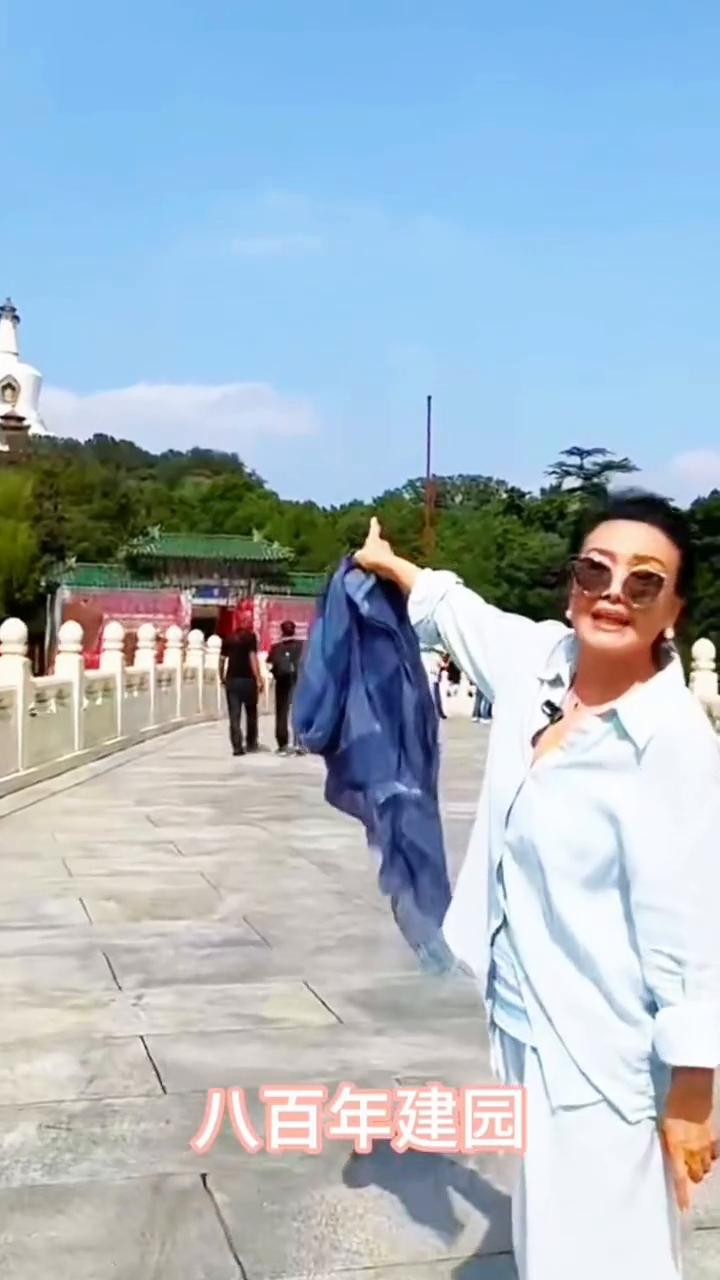 白塔，八百年建园。这是我小时候心心念念的地方，见者有福。给兰姐点个赞，这一景所有