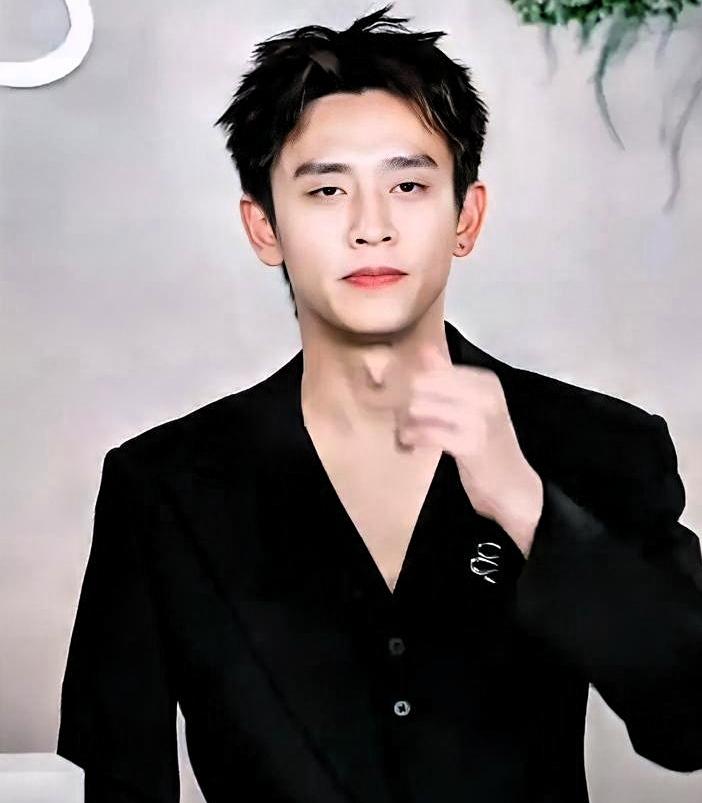 王天辰这操作太绝了。

放着顶流古偶不接。

专挑"招人烦"的角色啃。

《芳华