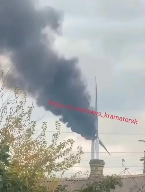 俄军将顿涅茨克州克拉马托尔斯克的风电风机摧毁，而乌军在风机顶部安装的通信设备和雷