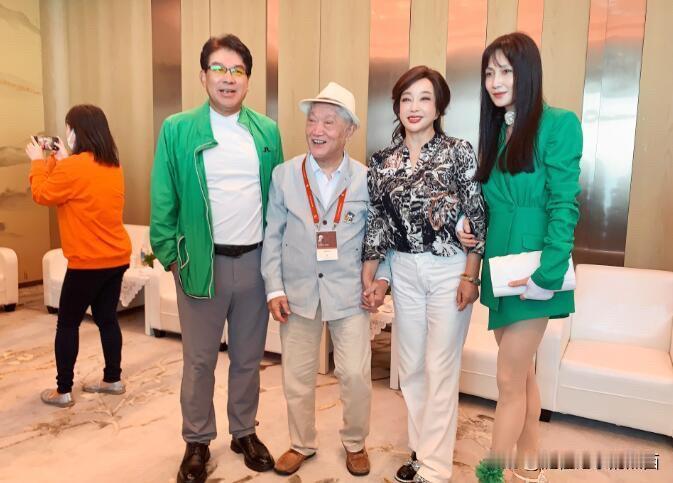这几位演员也只有出生在60后的一代观众才能认出的吧，穿着花衬衣的是刘晓庆，演技派