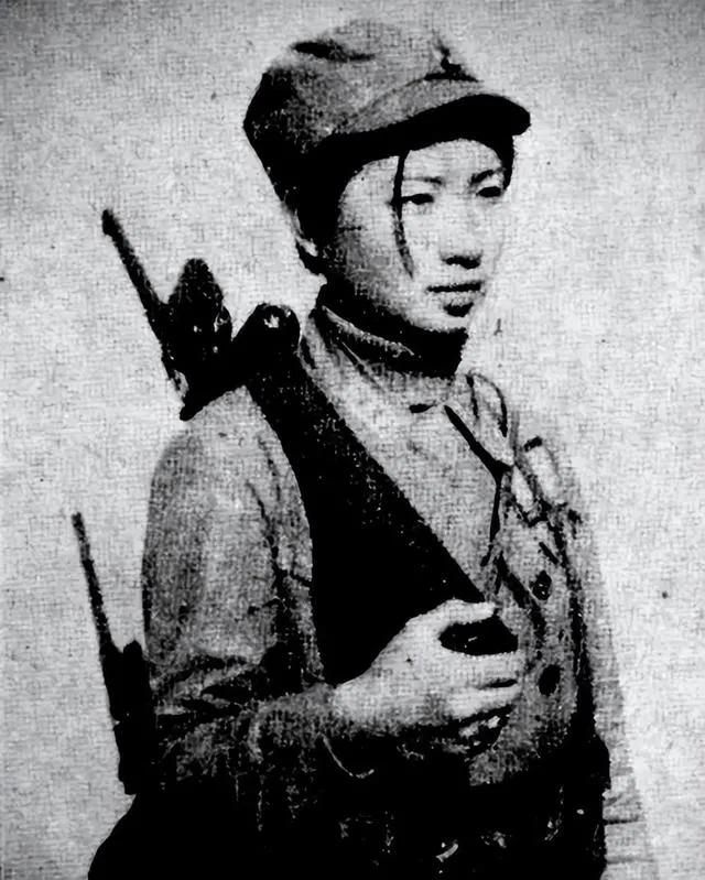 [微风]1942年，一个女战士要遭活埋，日军让她考虑投降，不料，女战士纵身跳进坑