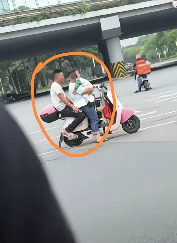 大家觉得这个男人是脑壳有问题还是真的不会开电动车呢？女人左手控制着电动车缓慢的行