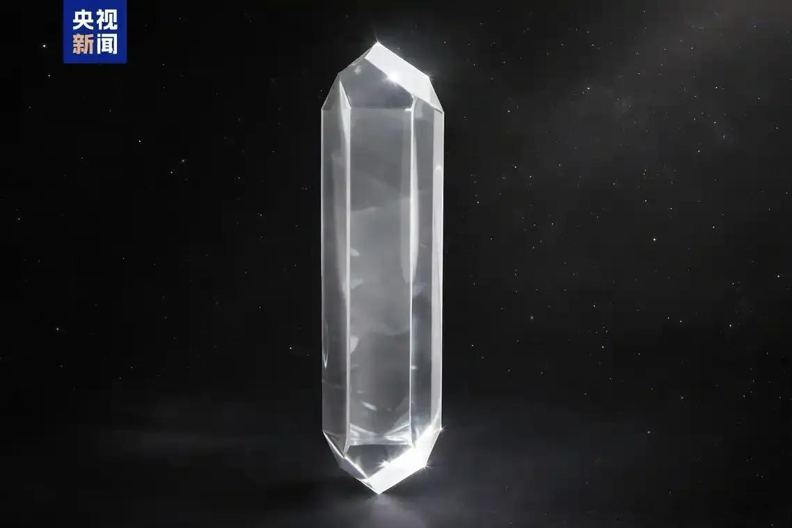 我国从嫦娥五号月球样品中发现了两种月球新矿物——镁嫦娥石和铈嫦娥石。(来源 : 