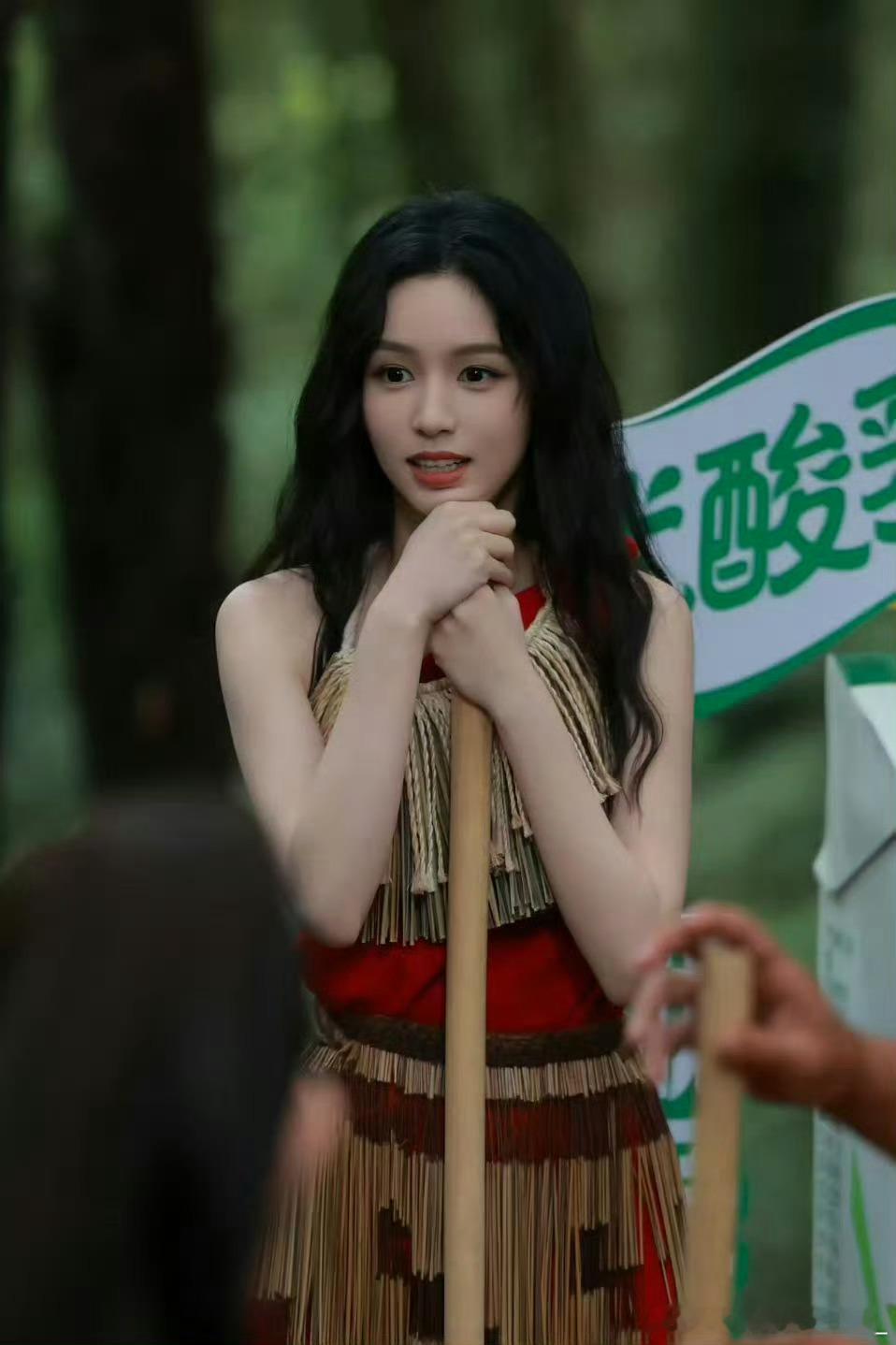 周也圈内口碑 正片里她默默帮大家递水搭帐篷，细节里的懂事，全是装不出来的自然。 
