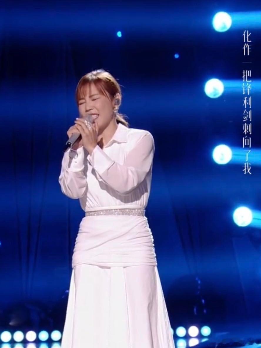 编曲给李佳薇做局了李佳薇 唱功真的惊艳，嗓音条件也出众！但今晚妥妥地被编曲拖了后