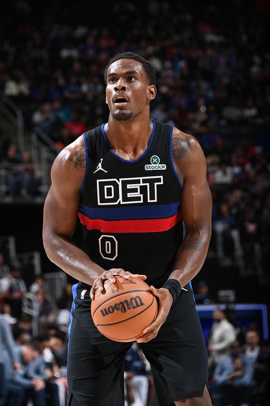 你这比魔兽强啊！
活塞击败了鹈鹕队，本场比赛，活塞队的杜伦12中10，其中罚球1