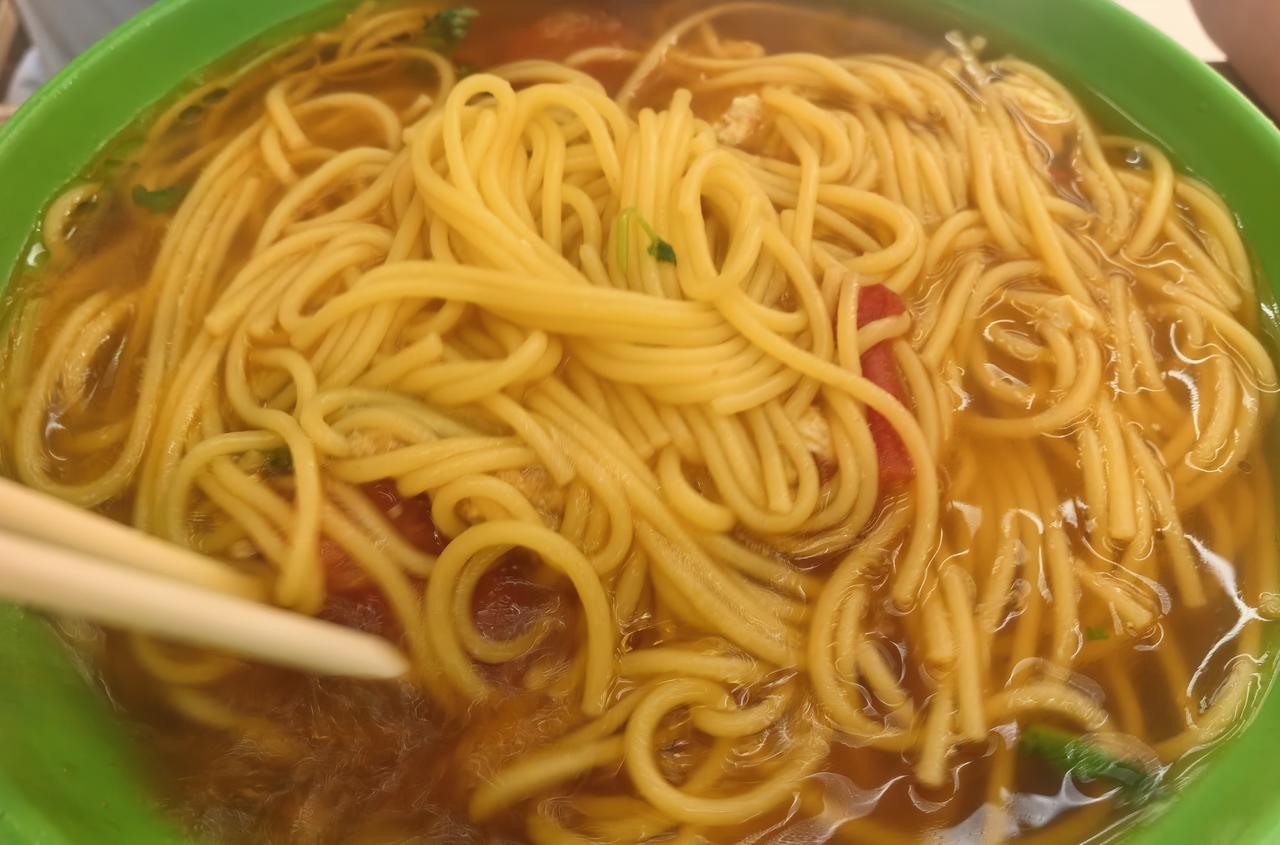昨天从清晨开始，坐了一天的飞机，终于到了离家近的地方，一会儿坐高铁，一个多小时就