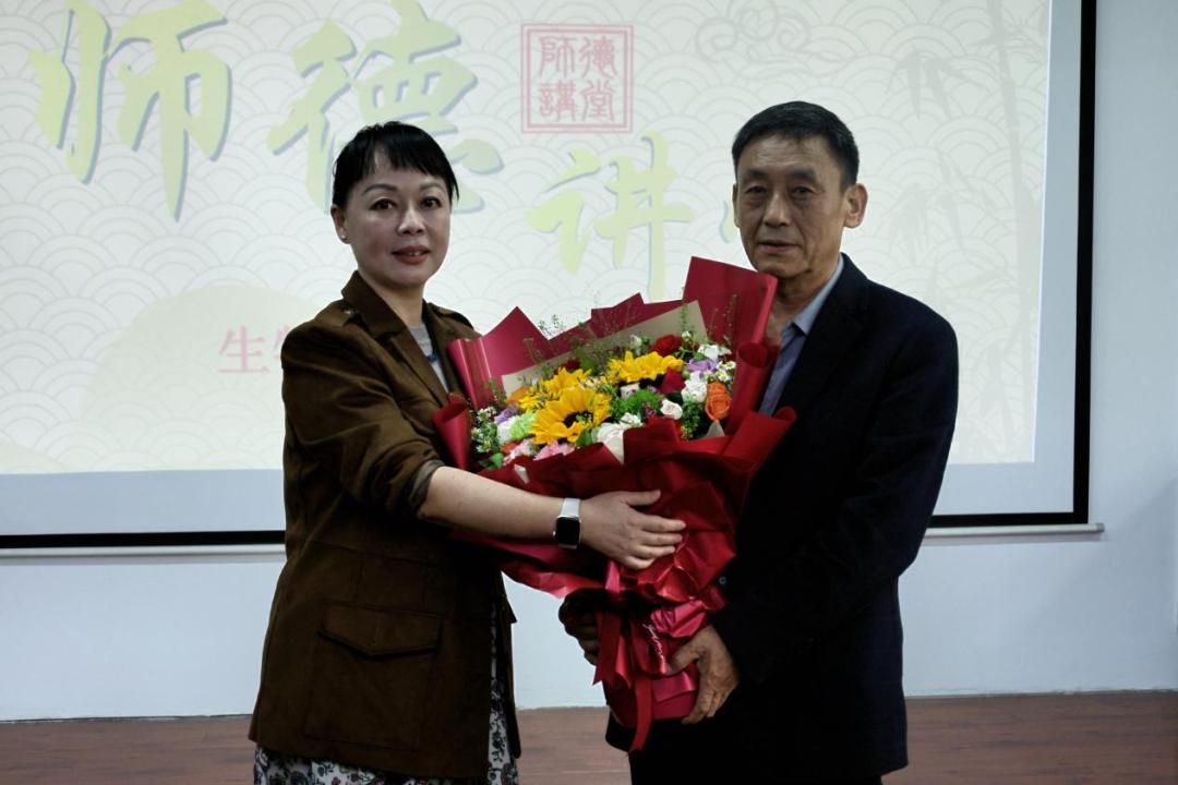 南洋理工学院生化学院，4月14日为退休教师罗建成举行荣休仪式，院党委书记李冉代表