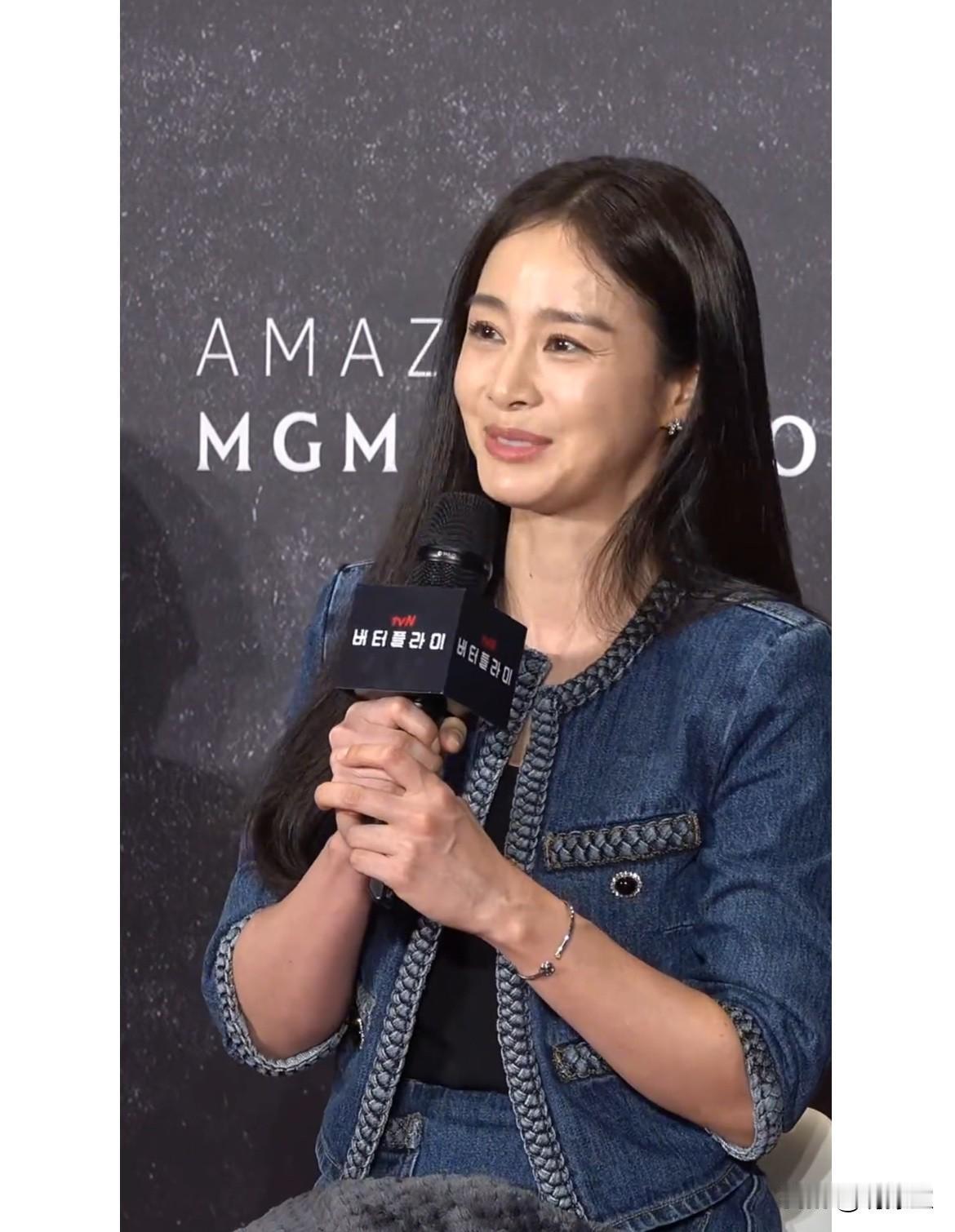 金泰熙家庭主妇的痕迹好明显
脸和手一样都没保住
结婚前后的差距是真的太大了

先