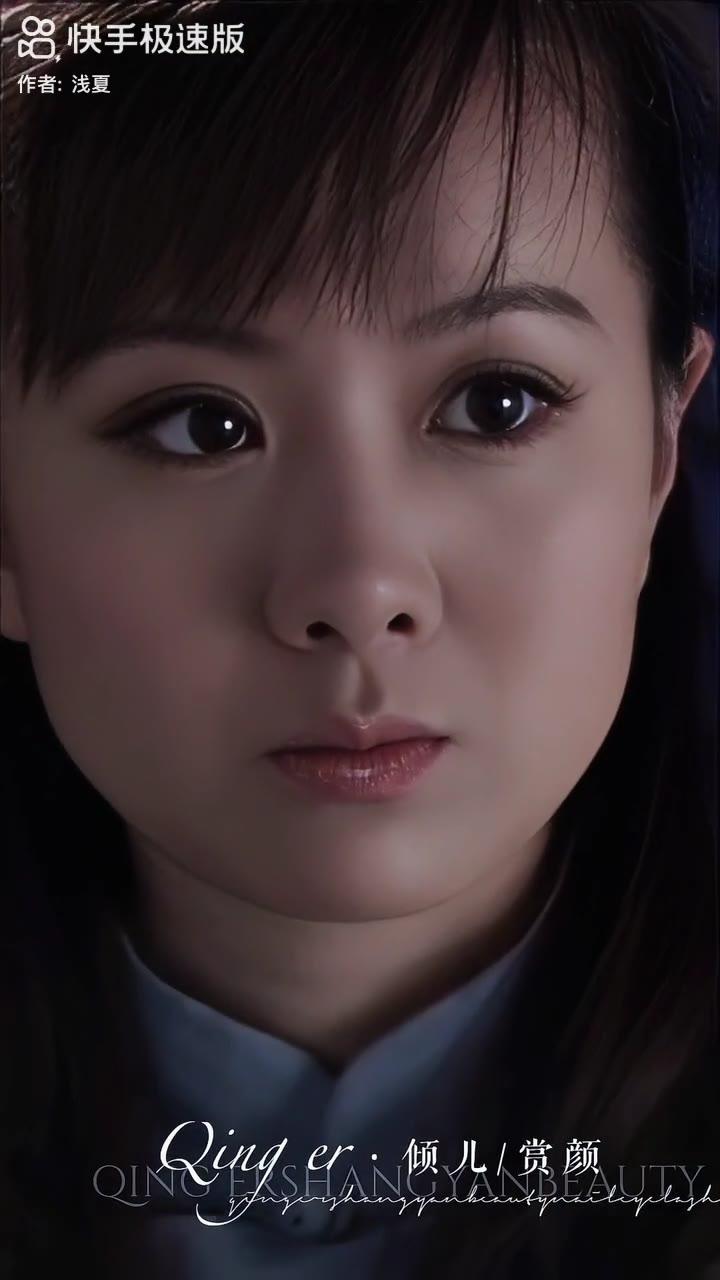 沉静的目光，如夜空般深邃，散发着淡淡的忧郁。