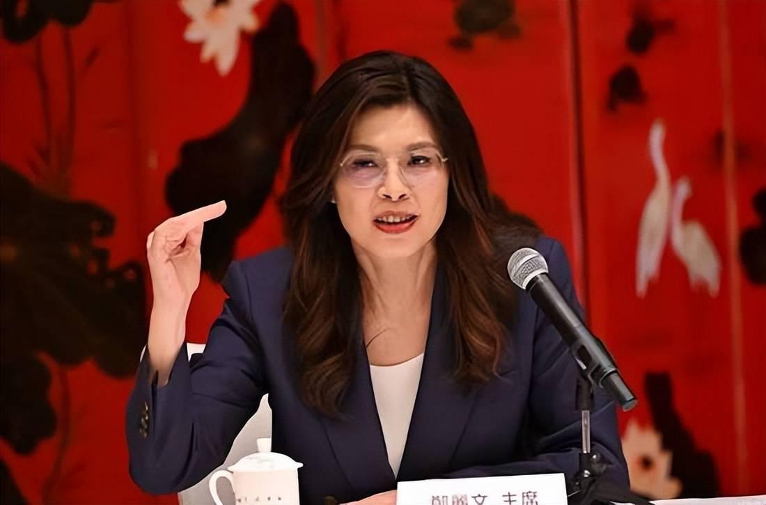 郑丽文缘何近日引发争议？
郑丽文近日引发争议，主要源于她以国民党主席的身份高调向