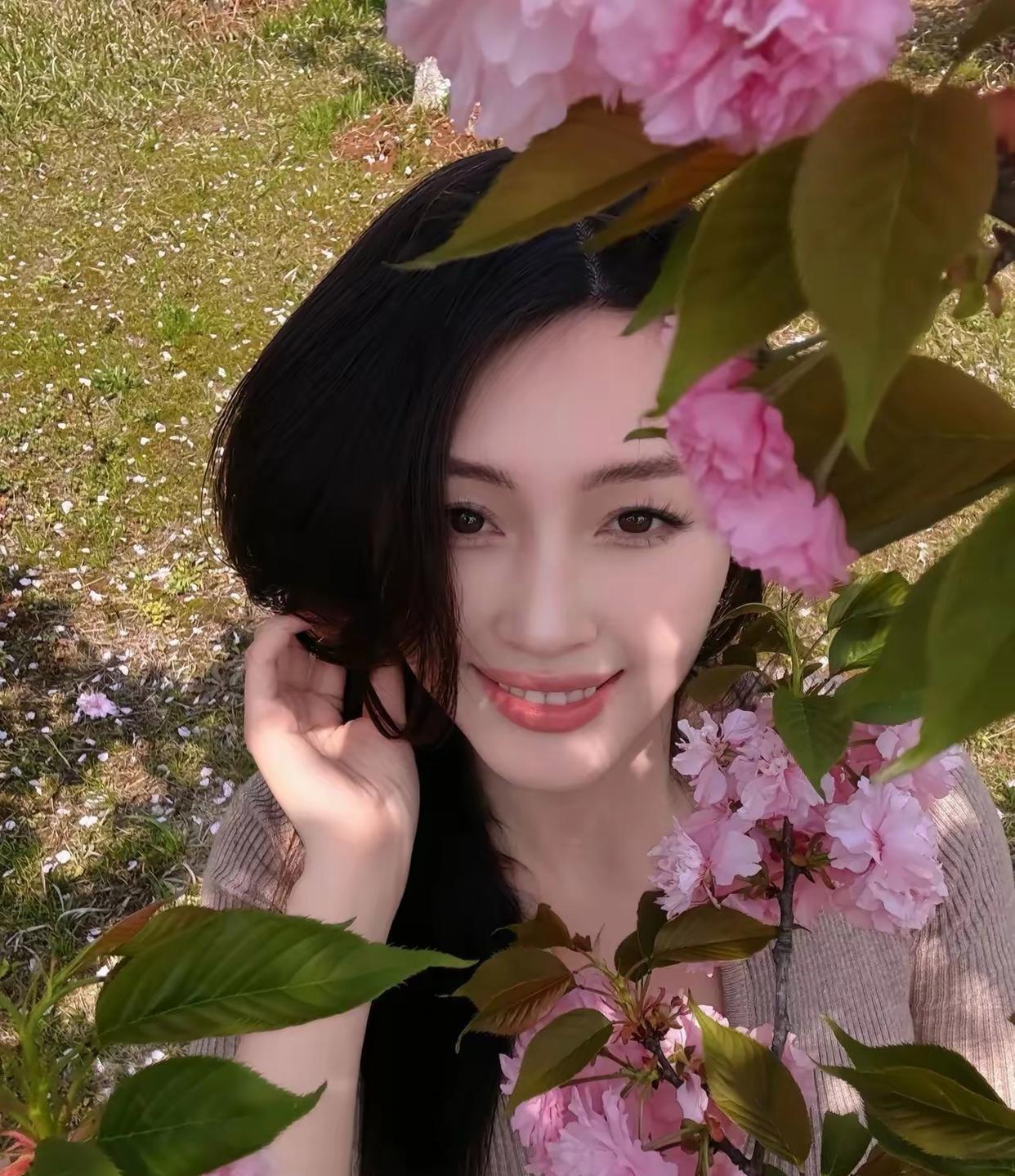 她在华中笑！