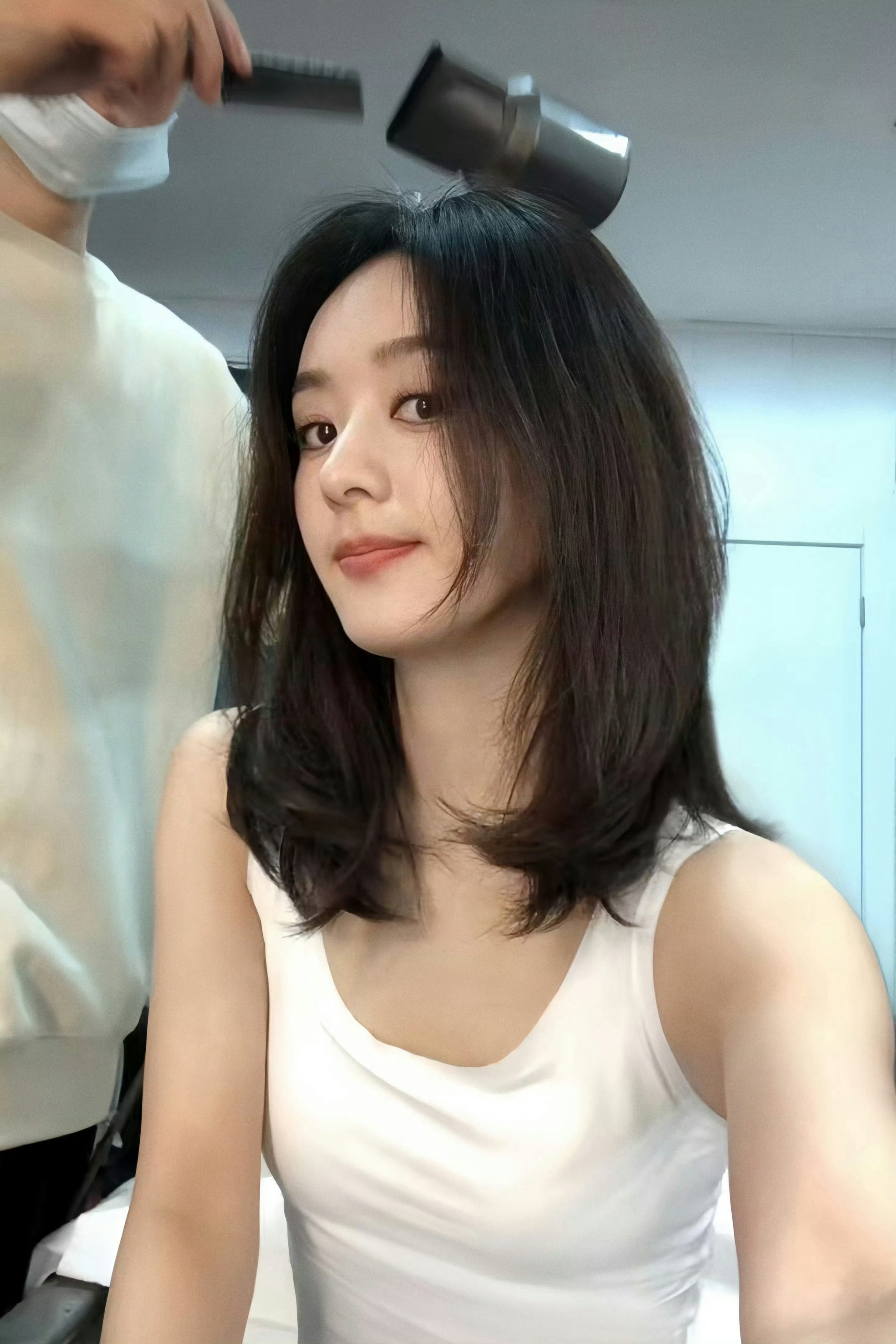早上好各位家人早上好丽颖，有谁像我这么惨周六上班的，哼不开心，我要赵丽颖来安慰我