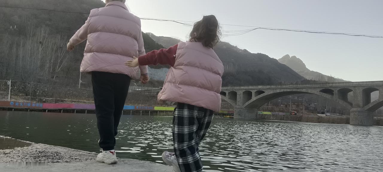 成都和重庆的火锅，就像两位风格迥异的江湖大侠。重庆火锅那是豪爽派，锅底以浓郁厚重