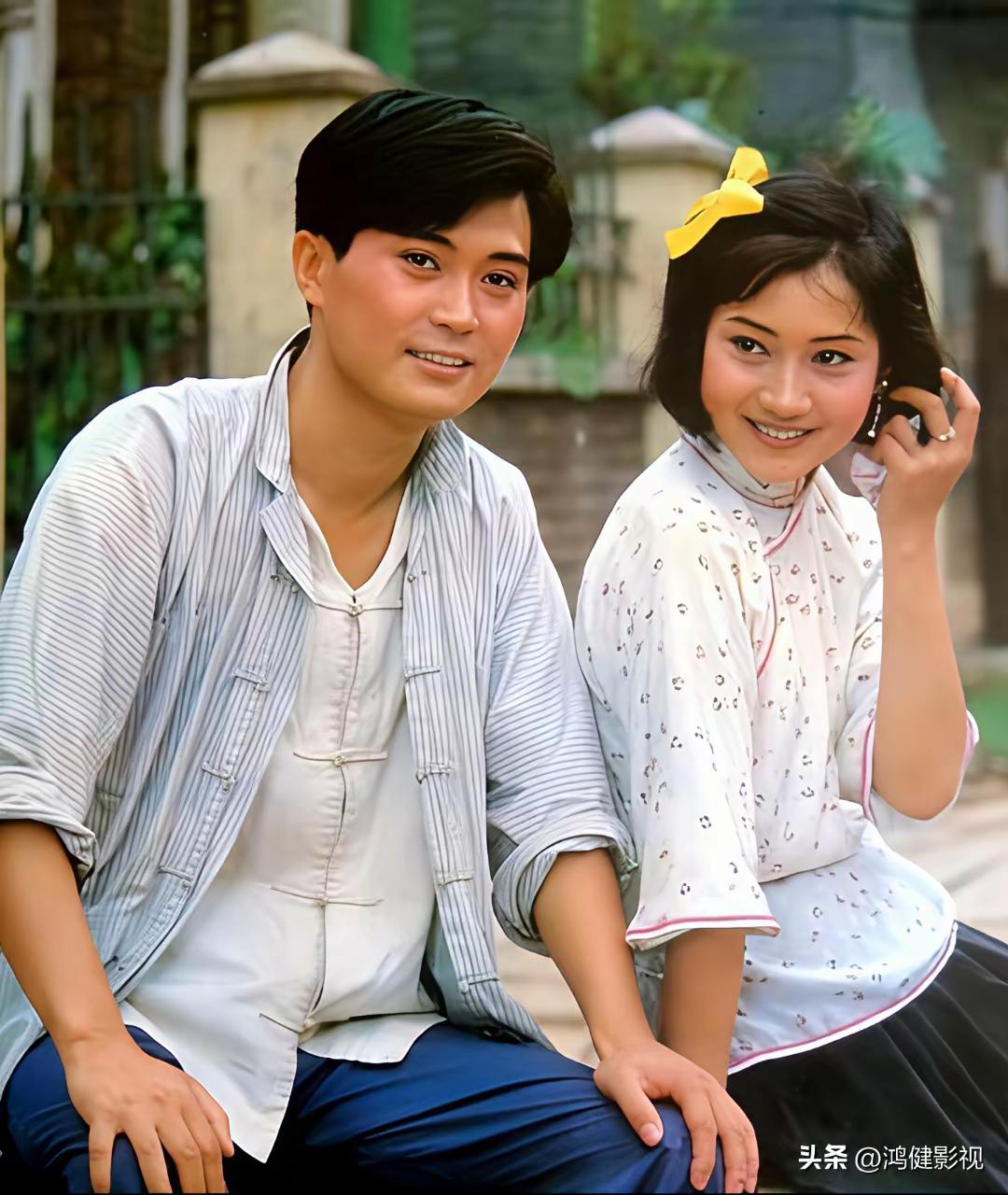 孙启新年轻时长得不仅帅，而且演技也好
坐在他旁边的女演员是谁啊？
有人知道吗？