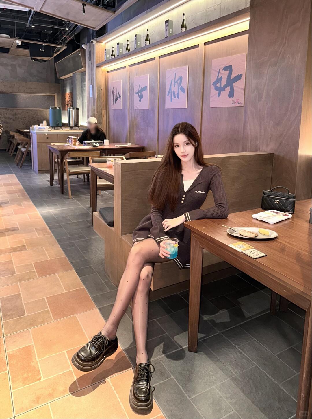 深蓝色针织连衣裙搭配黑丝，女人味满格，既展现优雅气质，又带点小性感。穿搭 性感 