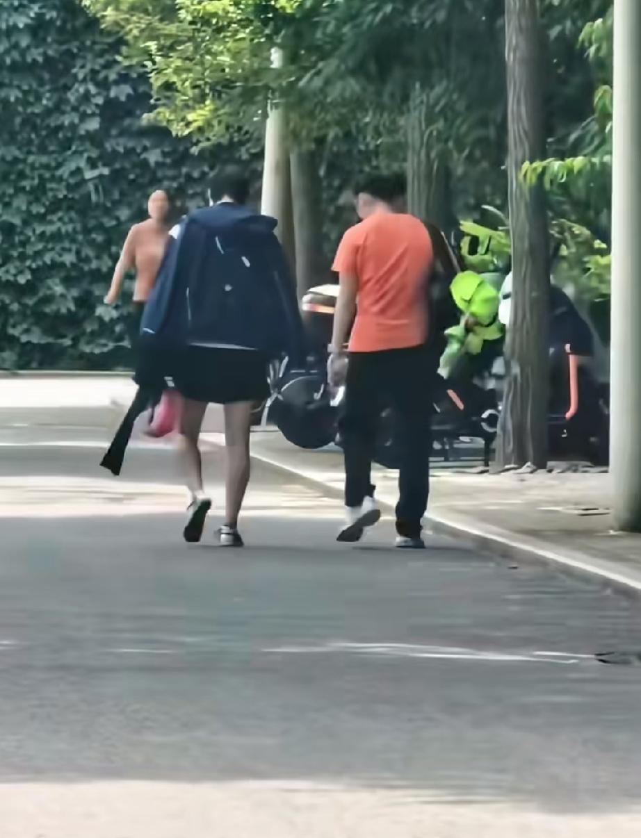 最新鲜的王曼昱回体总上班了！

国乒结束伦敦世乒赛后，鳗鱼也休息了几天，昨天看她
