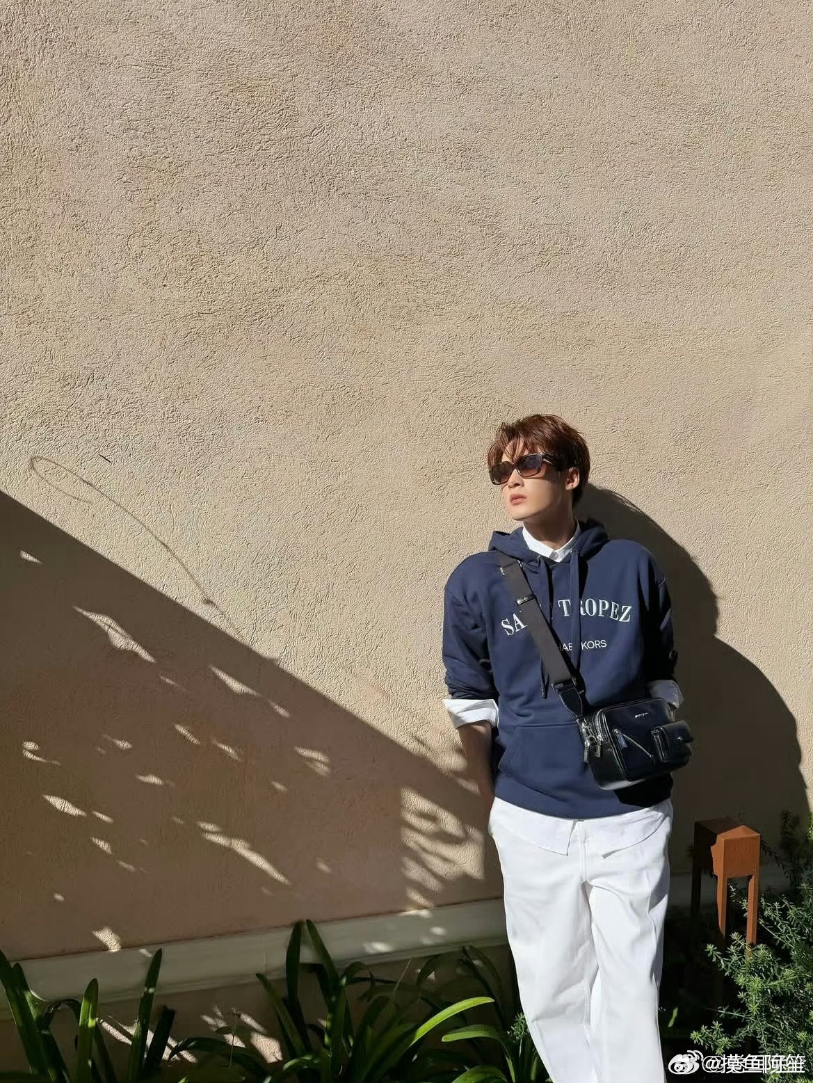 檀健次ins更新，好清晰的下颌线！ 