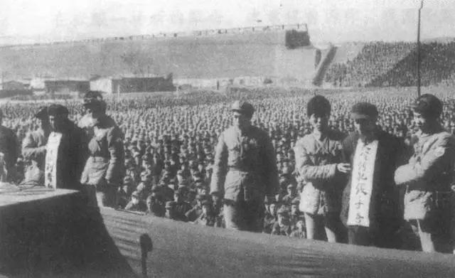 1952年，张子善刘青山贪污旧币171亿，毛主席下令：立即枪决。

1951年，